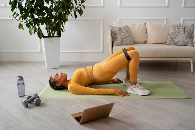 Core workout at home using bodyweight