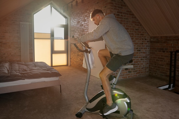 10-Minute No-Equipment Cycling Workout: Coach Tips, Perfect Form & Easy Modifications
