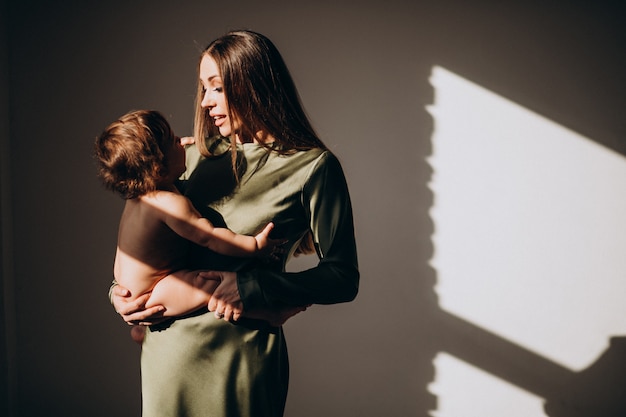 The Minimalist Mom's Guide: A Real-Life Pregnancy & Postpartum Checklist