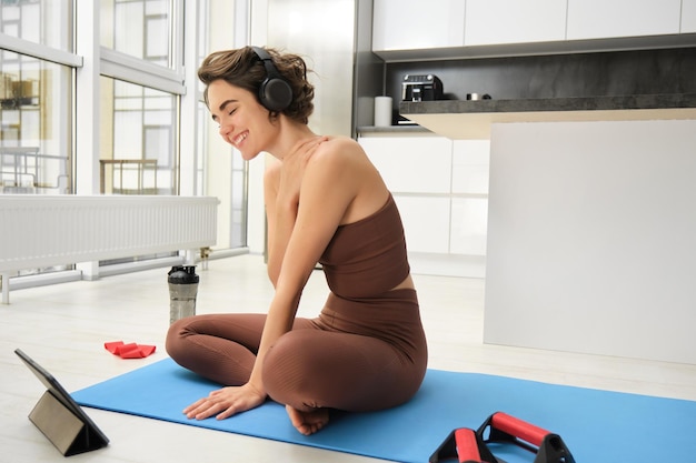 The Real-Life Posture Fix: A No-Frills Ergonomics Checklist for Home Exercisers