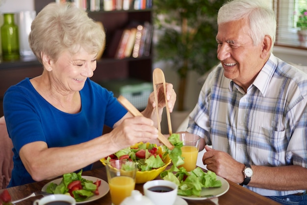 Smart Weekly Meal Prep for Seniors: Burn Fat with Low-Impact Habits & Science-Backed Strategies