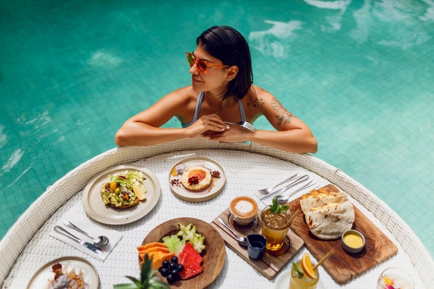 21 Science-Backed Ways to Build Strength on the Mediterranean Diet — Optimize Thyroid Health & Boost Performance with Weekly Swimming